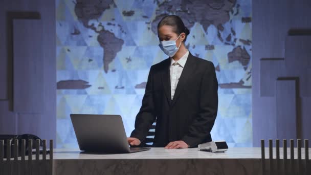 레스토랑 의료용 마스크를 아름다운 여성의 매니저 관리자 일하는 노트북의 타이프 — 비디오