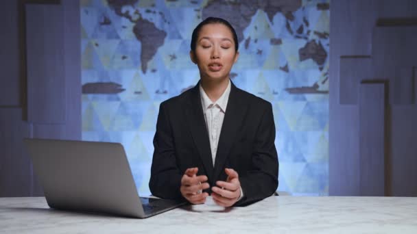 Beautiful Young Woman Presenter Suit Sits Table Modern Laptop Tells — Stock videók
