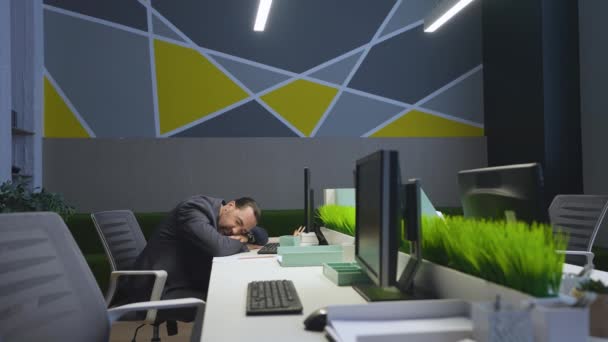 Man Suit Fell Asleep Office Desk Resting Modern Office Evening — Videoclip de stoc