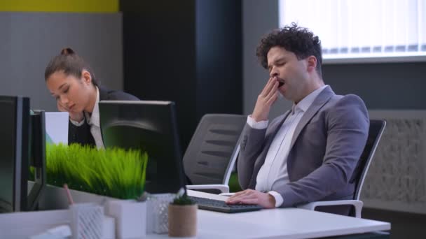 Guy Man Suit Office Sits Desk Bored Spins Chair Yawns — Vídeo de Stock