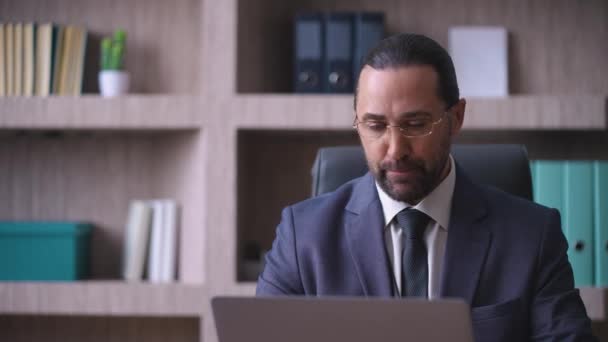 Portrait Man Businessman Director Stylish Office Sitting Laptop Looking Documents — Vídeo de Stock