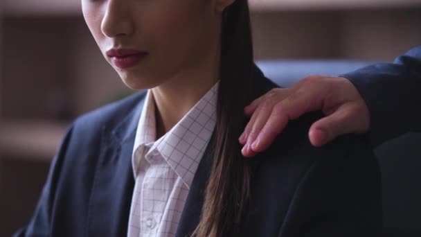 一个年轻工人的特写 在办公室工作 一个男人的手放在她的肩上 擦她的头发 女孩不舒服 — 图库视频影像