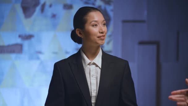 Junge Frau Managerin Verwalterin Lächelt Gibt Ausweis Karte Rezeption Hotel — Stockvideo