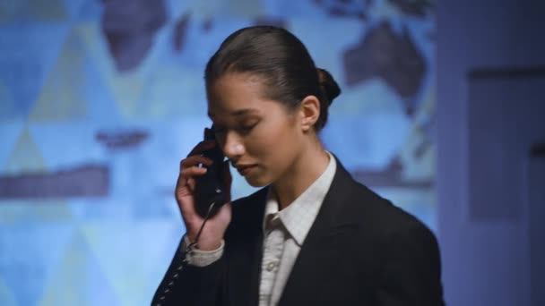 Eine Junge Frau Managerin Administratorin Verwaltungstisch Telefoniert Arbeitstelefon Lächelt Lässt — Stockvideo