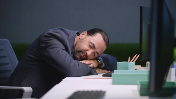 Close Man Employee Suit Fell Asleep Office Desk Resting Modern — Vídeo de Stock