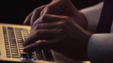 Çekimde, bir adamın ellerinin yakın çekimi, modern bir dizüstü bilgisayarda yazmak, bir mektup yazmak, bir konuşma. Kamera yükselir kravatlı iş adamı konsantre olur, düşünür.
