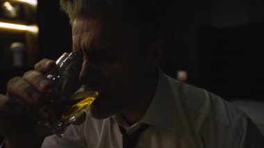 Gömlekli, kravatlı bir adamın portresi, otelde bir iş adamı, alkol, viski, viski, viski, yorgun, başka yere bakıyor, bir gün sonra dinleniyor, iş görüşmesi, yakın plan.
