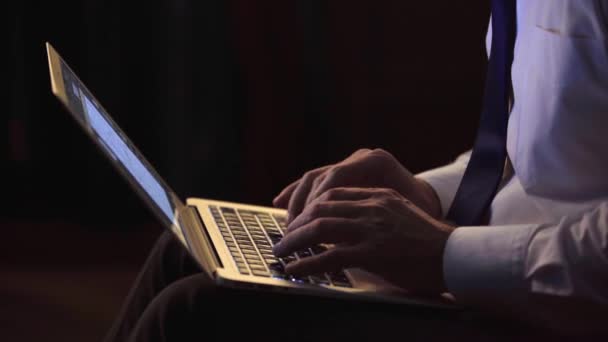 在镜头中 一个男人的手的特写 在一台现代笔记本电脑上打字 摄像机上有一个商人的画像 他专心致志地工作着 还在写信 — 图库视频影像