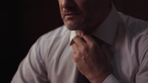 Eine Großaufnahme Eines Männlichen Geschäftsmannes Weißen Hemd Löst Seine Krawatte — Stockvideo