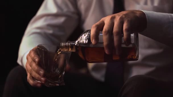在镜头中 一个男人的手的特写将酒精从卡拉菲倒入杯子 商人很快喝威士忌 苏格兰威士忌 喘粗气 — 图库视频影像