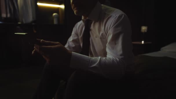 Ein Mann Hemd Und Krawatte Ein Geschäftsmann Hause Einem Hotel — Stockvideo