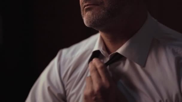 Nahaufnahme Eines Männlichen Geschäftsmannes Weißem Hemd Der Seufzend Seine Krawatte — Stockvideo