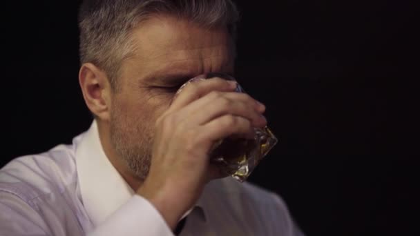 Der Nahaufnahme Ein Porträt Eines Mannes Ein Geschäftsmann Trinkt Alkohol — Stockvideo