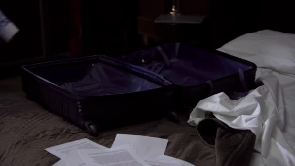 Yatağın Üzerine Uzanmış Bir Bavulu Yakın Plan Bir Işadamı Gömleklerini — Stok video