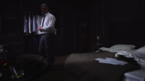 Ein Mann Hemd Und Krawatte Ein Geschäftsmann Hause Einem Hotelzimmer — Stockvideo