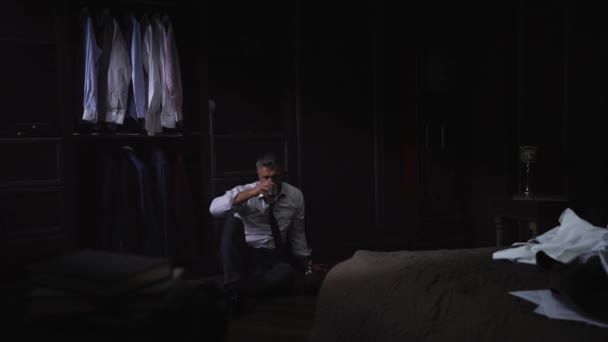 Ένας Επιχειρηματίας Πουκάμισο Γραβάτα Κάθεται Ένα Δωμάτιο Στο Πάτωμα Πίνει — Αρχείο Βίντεο