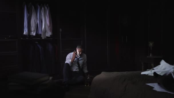 Ein Geschäftsmann Hemd Sitzt Einem Raum Auf Dem Boden Hält — Stockvideo