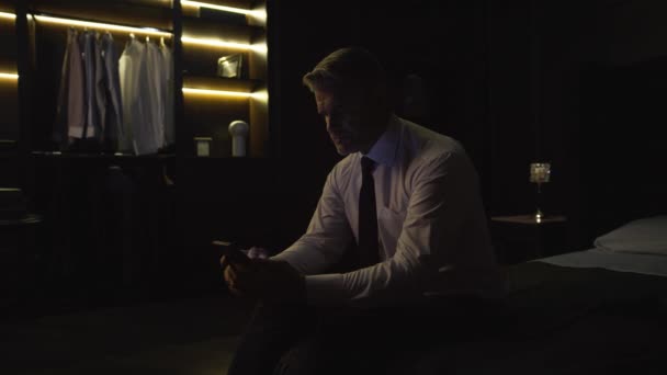 Ein Geschäftsmann Anzug Sitzt Müde Hause Auf Dem Bett Hält — Stockvideo