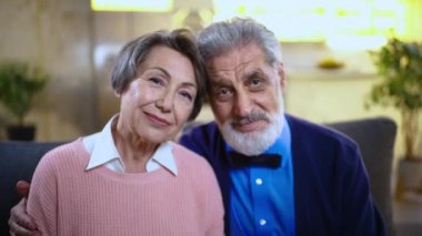 Yaşlı bir adam ve yaşlı bir kadın. Büyükbaba ve büyükannenin yakın plan fotoğrafı. Kameraya gülümsüyor.