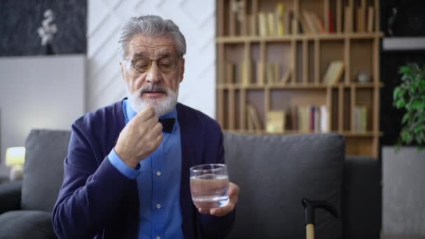 Äldre Man Morfar Glas Med Skägg Tar Medicin Dricker Medicin — Stockvideo
