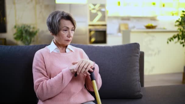Ältere Seniorin Großmutter Mit Kurzhaarschnitt Sitzt Auf Dem Sofa Hause — Stockvideo