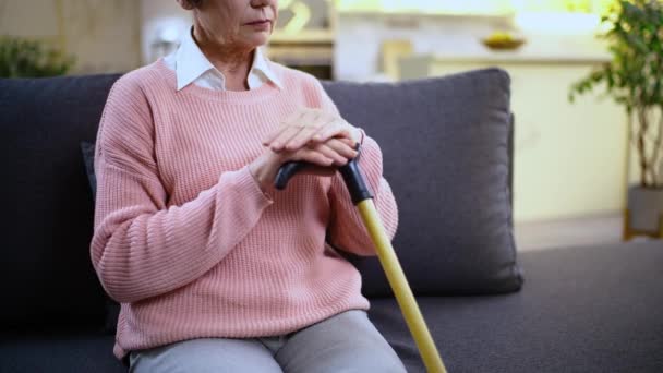 Yaşlı Bir Kadın Büyükanne Kanepede Oturuyor Bir Baston Tutuyor Ellerini — Stok video