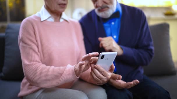 Anciano Anciano Hombre Mujer Sentado Casa Sofá Abuela Sosteniendo Teléfono — Vídeo de stock