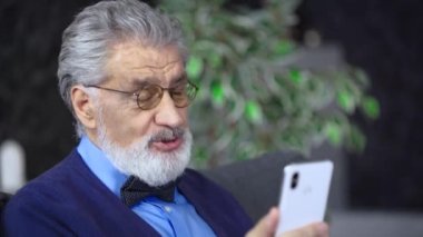 Telefon tutan yaşlı bir adamın yakınları, arkadaşları ve ailesi ile görüntülü sohbet yoluyla iletişim kurması nahoş bir haber.
