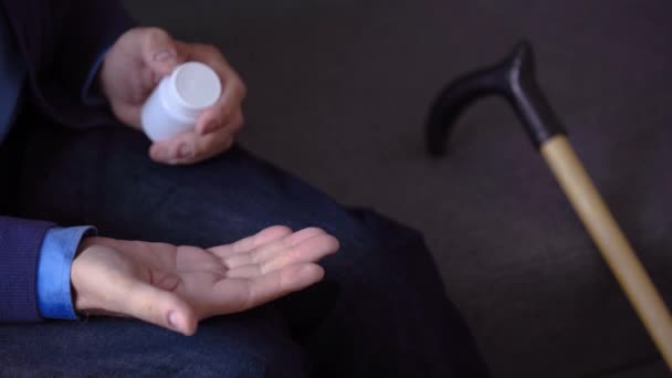 Homem Adulto Sênior Segurando Pílulas Analgésicas Mão Feminina Derramando Duas — Vídeo de Stock