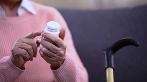 Close Uma Mulher Idosa Uma Avó Sentado Segurando Pacote Medicamentos — Vídeo de Stock