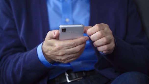 Quadro Mão Homem Segurando Telefone Câmera Levanta Até Rosto Homem — Vídeo de Stock