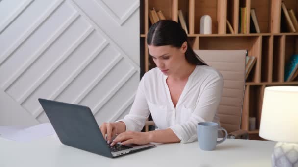 Mujer Joven Freelancer Trabaja Laptop Escribiendo Cansada Jaqueca Frota Templos — Vídeo de stock
