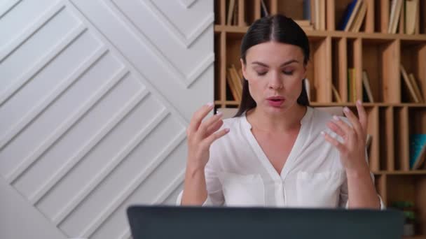 Młoda Nauczycielka Logopedy Siedzi Przed Laptopem Komunikuje Się Przez Zoom — Wideo stockowe