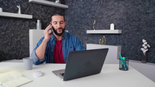 Mladý Muž Pracuje Doma Počítače Rozhovory Telefonu Udělal Přestávku Domluvit — Stock video
