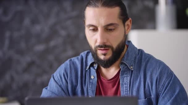 若い男ビジネスマンフリーランサー仕事ノートパソコンのタイプ疲れ摩擦目痛い目クローズアップ — ストック動画