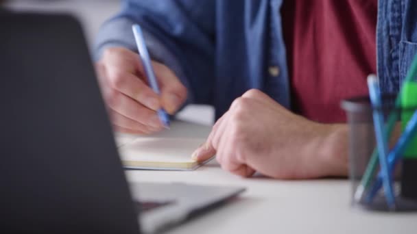 Jovem Empresário Freelancer Uma Mesa Laptop Escreve Faz Notas Notebook — Vídeo de Stock