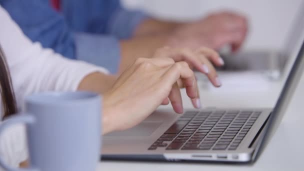 Uma Jovem Mulher Sexo Feminino Funcionários Laptop Funciona Faz Pesquisa — Vídeo de Stock