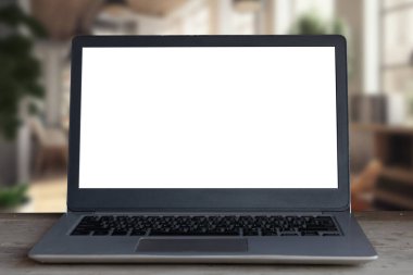 Ofiste ya da ortak çalışma alanında dizüstü bilgisayar, ekranda beyaz ve bulanık arkaplan ve çalışma alanı kavramına sahip dizüstü bilgisayar.