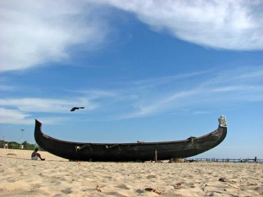 Balıkçı teknesi sahilde park.