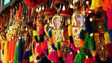 Bir dükkanda gösterilen renkli dekoratif eşyalar.