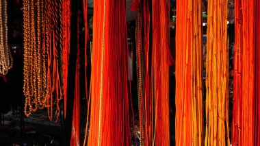 Bir dükkanda gösterilen renkli dekoratif eşyalar.