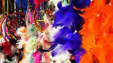 Bir dükkanda gösterilen renkli dekoratif eşyalar.