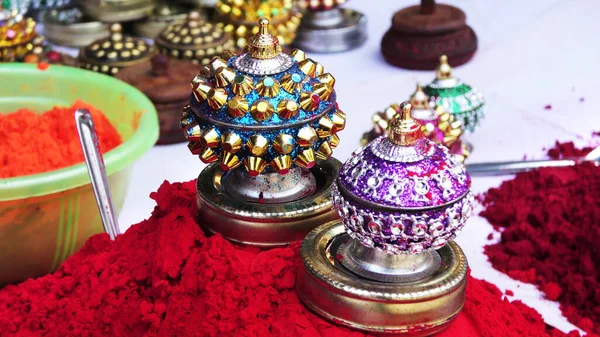 Tradycyjny Indyjski Proszek Kosmetyczny Pudełkiem Vermilion — Zdjęcie stockowe