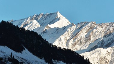 Güzel kar Himalaya manzarasını kapladı.