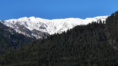 Güzel kar Himalaya manzarasını kapladı.