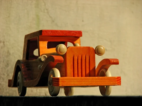나무로 빈티지 장난감 자동차 — 스톡 사진