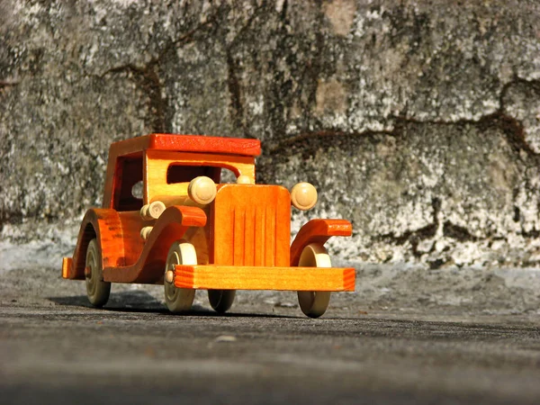 나무로 빈티지 장난감 자동차 — 스톡 사진