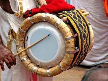 Thavil 'e yakın çekim, bir Güney Hindistan perküsyon müzik aleti..