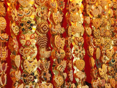 Dekoratif kozmetik zincirler bir dükkanda sergileniyor.