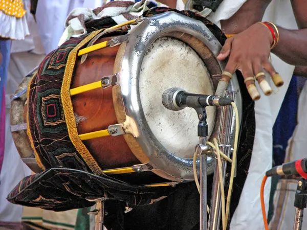 Thavil 'e yakın çekim, bir Güney Hindistan perküsyon müzik aleti..